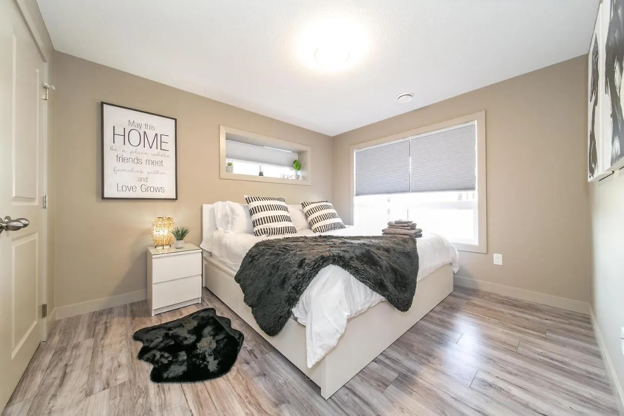 بيت للعطل Stylish Chic Home - King Bed - Free Parking & Netflix - Fast Wi-Fi - Long Stays Welcome إيدمونتون